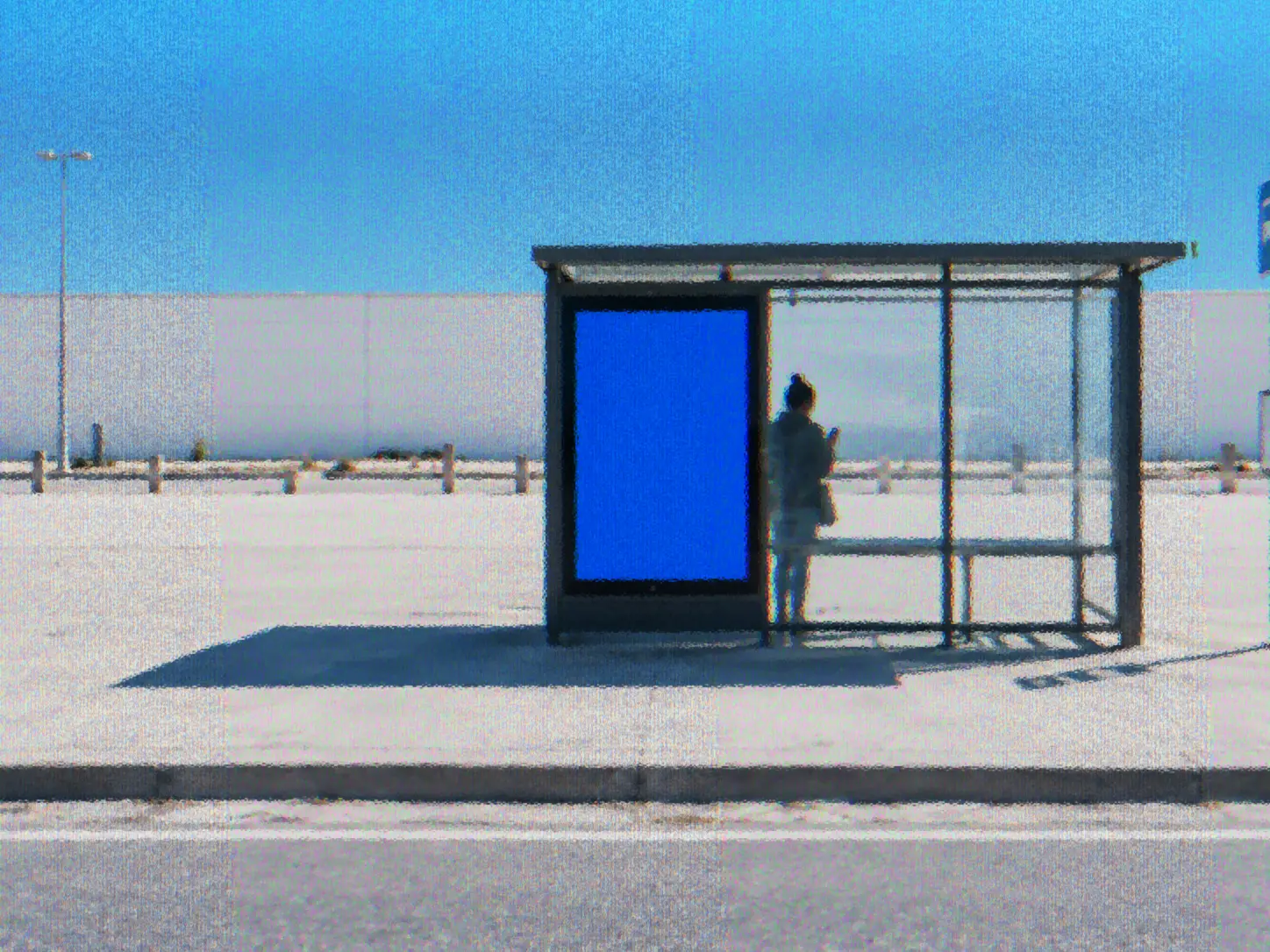 un abribus au soleil, le panneau en cobalt